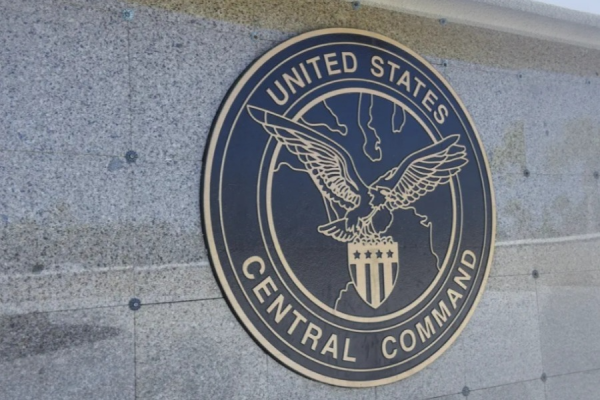 美军警告伊朗平民远离霍尔木兹海峡港口设施