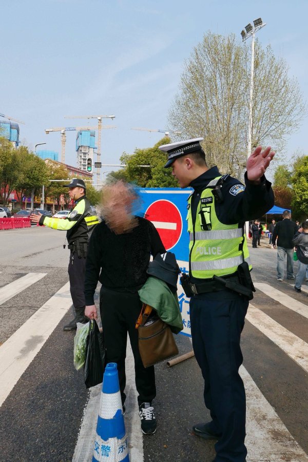 祭扫高峰，这群“摆渡人”即保畅通，又暖人心